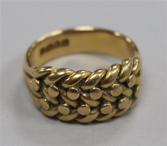 A late Victorian 18ct gold part plaited ring, size R.